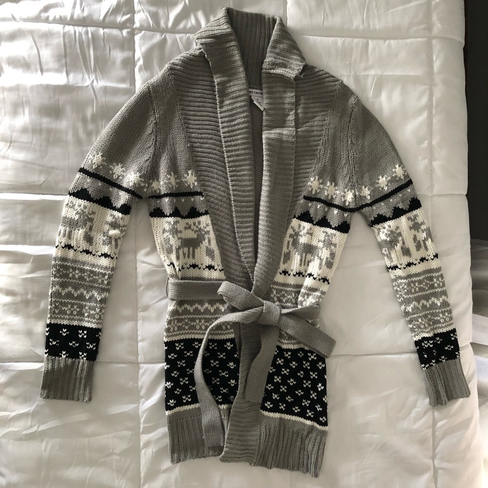 Soooo cute 🥰 fair isle sweater! Fits like a size S though it’s labeled as a M